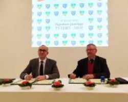 Burmistrz Przemysław Dębski i Burmistrz Raymond Gervy podpisują porozumienie