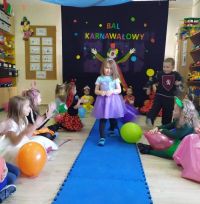 Dzieci podczas balu karnawałowego
