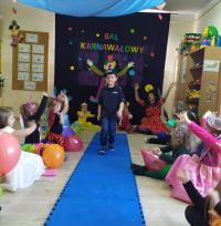 Dzieci podczas balu karnawałowego