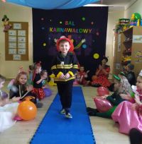 Dzieci podczas balu karnawałowego