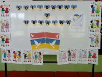 tablica z napisem Solidarni z Ukrainą