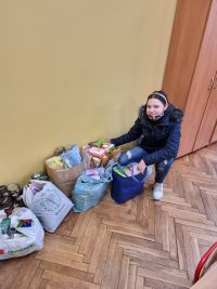 dziewczynka przy darach dla uchodźców