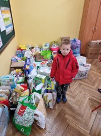 mały chłopiec przyniósł dary
