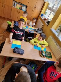 uczniowie rysują flagę ukraińską