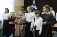 Dziewczynki mówią wierszyki.