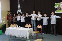 Chłopcy śpiewają piosenkę.