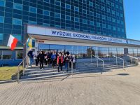 Przed Uniwersytetem Szczecińskim.