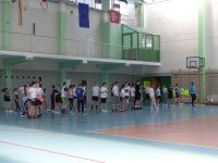 Sportowe zmagania drużyn na hali