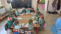 Przedszkolaki kolorują wiosenne obrazki