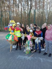 Dzieci z Marzanną stoją na boisku