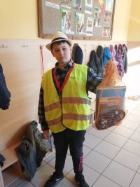 Chłopiec ma książki w worku po ziemniakach