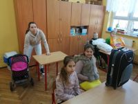 Dzieci w klasie z różnymi przedmiotami