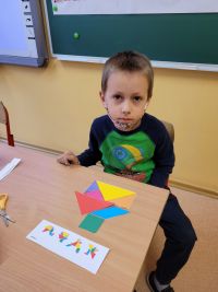 chłopiec układa tangram