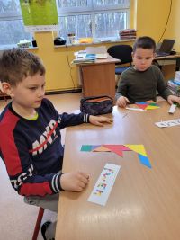 dzieci układają tangram