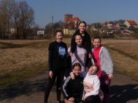 Grupa dziewcząt na tle panoramy miasta