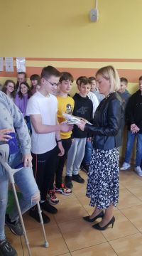 Nagrodę odbiera chłopiec w okularach