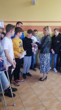 Nagrodę odbiera chłopak w czarnej bluzie