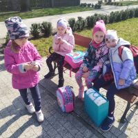 Dziewczynki na ławce w parku