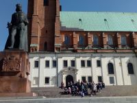Uczniowie siedzą na schodach przed Katedrą