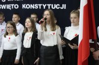 Uczennica recytuje wiersz