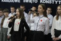 Dziewczynki śpiewają podczas uroczytsości