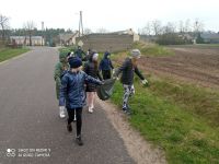 Dzieci sprzątają okolice szkoły