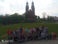 Grupa uczniów na tle katedry w Gnieźnie