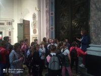 Dzieci zwiedzają wnętrze katedry