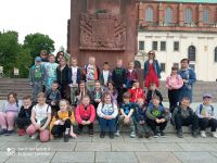 Uczniowie przed pomnikiem Bolesława Chrobrego