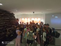 Uczniowie oglądają przedmioty należące do naszych przodków