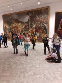 Dzieci poznają historię oglądając obrazy