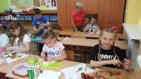 Dzieci robią owocowe szaszłyki