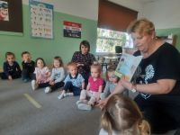 kobieta czyta dzieciom książkę