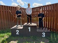 Chłopcy stoją na podium