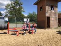 Dziewczynki siedzą na placu zabaw