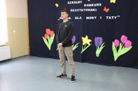 Chłopak w czarnej bluzie i jasnych spodniach