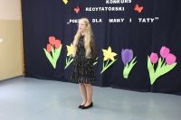 Długowłosa dziewczyna w czarnej sukience