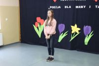Dziewczyna w jasnej bluzie i ciemnych spodniach
