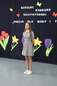 Długowłosa dziewczyna w szarej sukience