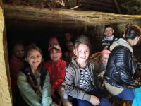 Dzieci wewnątrz drewnianej chaty