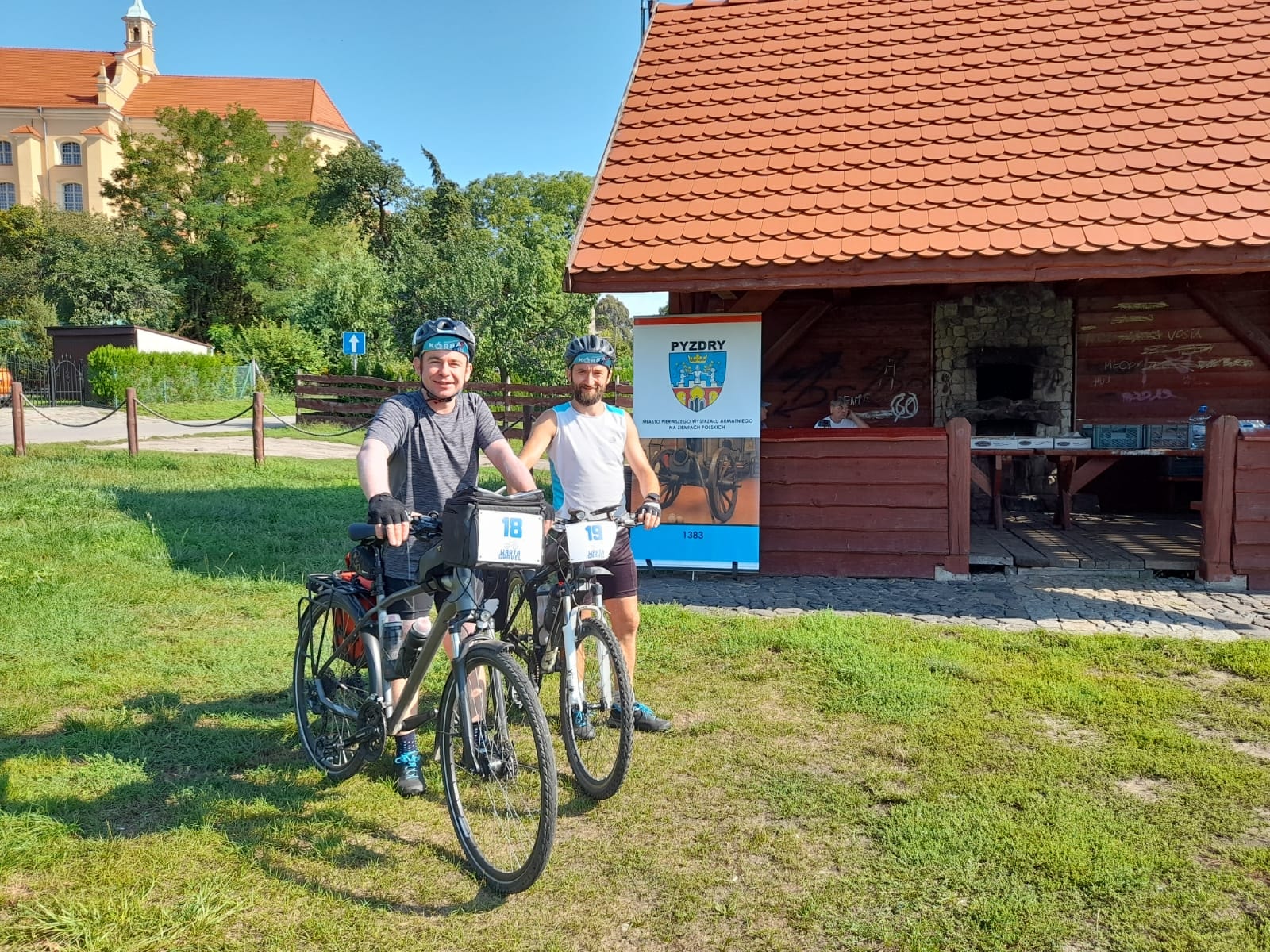Dwójka uczestników II edycji poznańskiego ultramaratonu Warta Gravel przy swoich rowerach