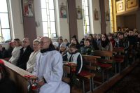 wierni w kościele