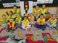 Grupa dzieci ubrana w odblaskowe kamizelki