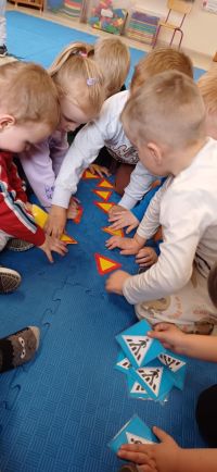 Przedszkolaki uczą się, jak być bezpiecznymi i widocznymi na drodze