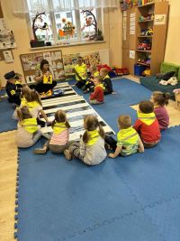 Przedszkolaki uczą się, jak być bezpiecznymi i widocznymi na drodze