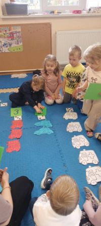 Przedszkolaki uczą się, jak być bezpiecznymi i widocznymi na drodze