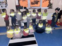 Przedszkolaki uczą się, jak być bezpiecznymi i widocznymi na drodze