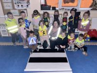 Przedszkolaki uczą się, jak być bezpiecznymi i widocznymi na drodze