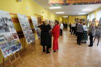 szkolny hol, w ramach zdjęcia, grupa ludzi przygląda się im