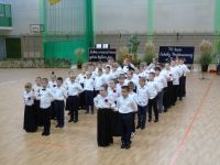 dzieci ubrane w czarno-białe stroje tańczą Poloneza